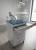 Asystor Stomatologiczny voris V1 5 szuflad szkalny blat niebeiskie w gabinecie.webp